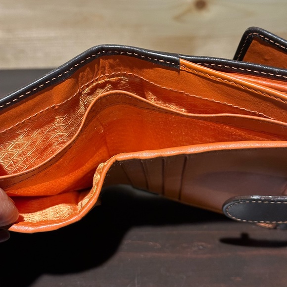 FREE wallet with a purchase of a bag. - Picture 14 of 14